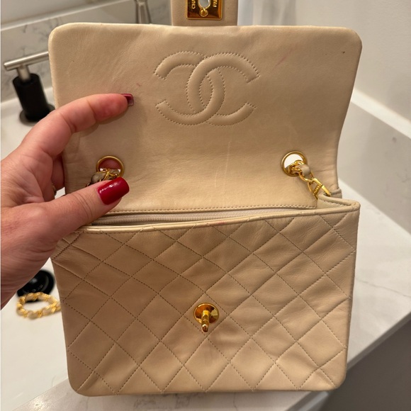 Chanel vintage handbag with chain strap. - Picture 3 of 14